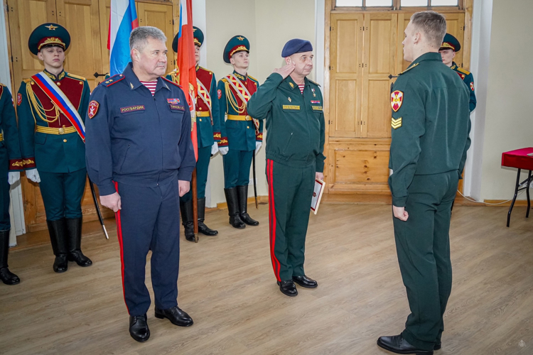 Полуденный выстрел орудия Петропавловской крепости был произведен в честь 30-летия пресс-службы Росгвардии