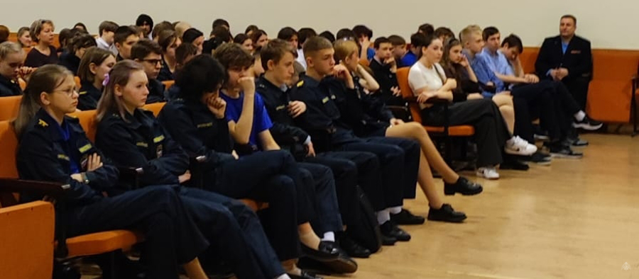 Участие старшего преподавателя кафедры огневой подготовки в мероприятиях, проводимых в рамках военно-патриотического воспитания  и профессиональной ориентации  молодежи в средней общеобразовательной школе №270 Красносельского района города Санкт-Петербурга