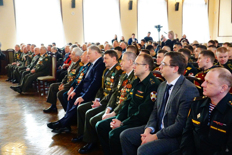 Личный состав кафедры артиллерийского вооружения и профессиональных дисциплин совместно с 11 ротой курсантов факультета (командно-артиллерийского), 5 ротой факультета (командного) приняли участие в торжественной церемонии возложения цветов к памятнику погибшим в годы Великой Отечественной войны