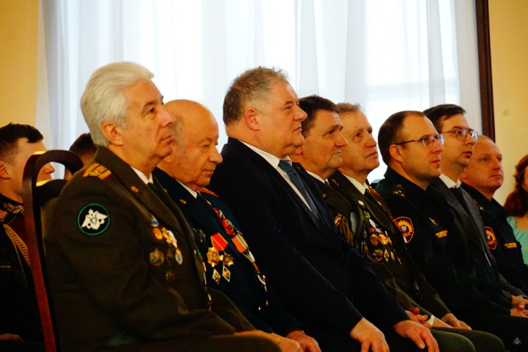 Личный состав кафедры артиллерийского вооружения и профессиональных дисциплин совместно с 11 ротой курсантов факультета (командно-артиллерийского), 5 ротой факультета (командного) приняли участие в торжественной церемонии возложения цветов к памятнику погибшим в годы Великой Отечественной войны