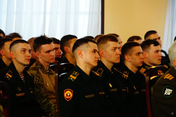 Личный состав кафедры артиллерийского вооружения и профессиональных дисциплин совместно с 11 ротой курсантов факультета (командно-артиллерийского), 5 ротой факультета (командного) приняли участие в торжественной церемонии возложения цветов к памятнику погибшим в годы Великой Отечественной войны