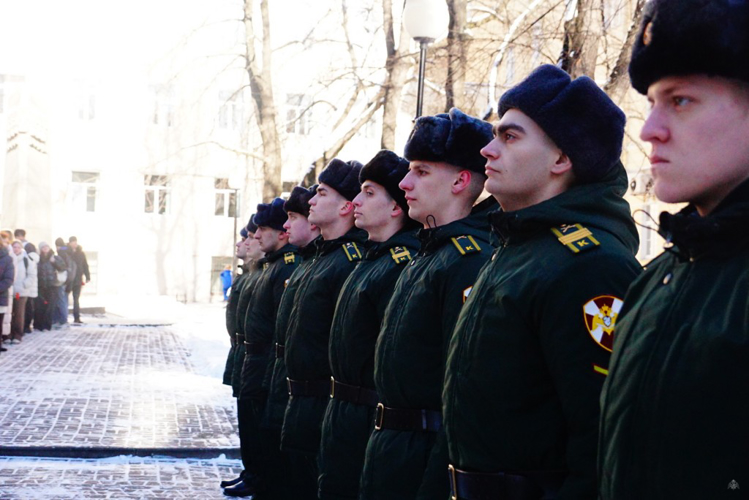 Личный состав кафедры артиллерийского вооружения и профессиональных дисциплин совместно с 11 ротой курсантов факультета (командно-артиллерийского), 5 ротой факультета (командного) приняли участие в торжественной церемонии возложения цветов к памятнику погибшим в годы Великой Отечественной войны