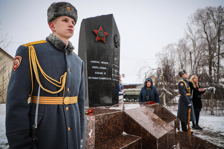 Память воинов-интернационалистов почтили в Ленинградской области 