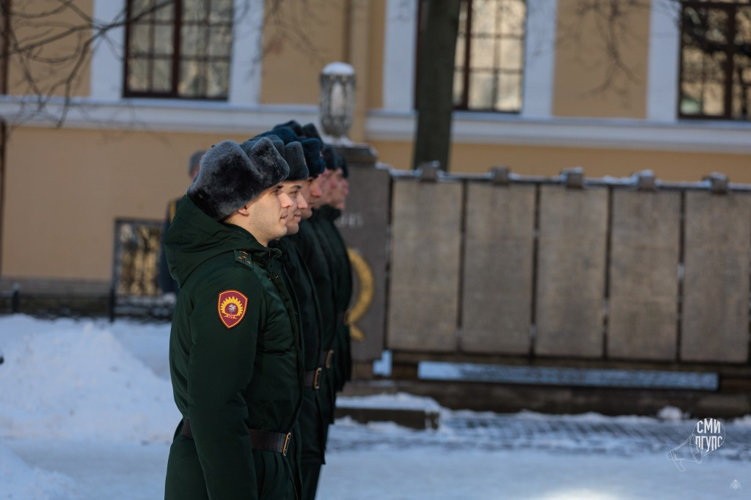 Личный состав кафедры артиллерийского вооружения и профессиональных дисциплин совместно с 11 ротой курсантов факультета (командно-артиллерийского), 5 ротой факультета (командного) приняли участие в торжественной церемонии возложения цветов к памятнику погибшим в годы Великой Отечественной войны