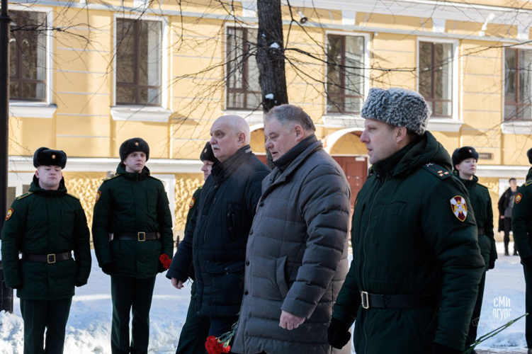 Личный состав кафедры артиллерийского вооружения и профессиональных дисциплин совместно с 11 ротой курсантов факультета (командно-артиллерийского), 5 ротой факультета (командного) приняли участие в торжественной церемонии возложения цветов к памятнику погибшим в годы Великой Отечественной войны