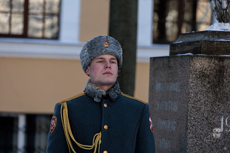 Личный состав кафедры артиллерийского вооружения и профессиональных дисциплин совместно с 11 ротой курсантов факультета (командно-артиллерийского), 5 ротой факультета (командного) приняли участие в торжественной церемонии возложения цветов к памятнику погибшим в годы Великой Отечественной войны