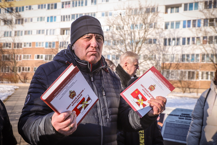 Памятную табличку Герою Советского Союза полковнику Михаилу Ашику открыли в Санкт-Петербурге