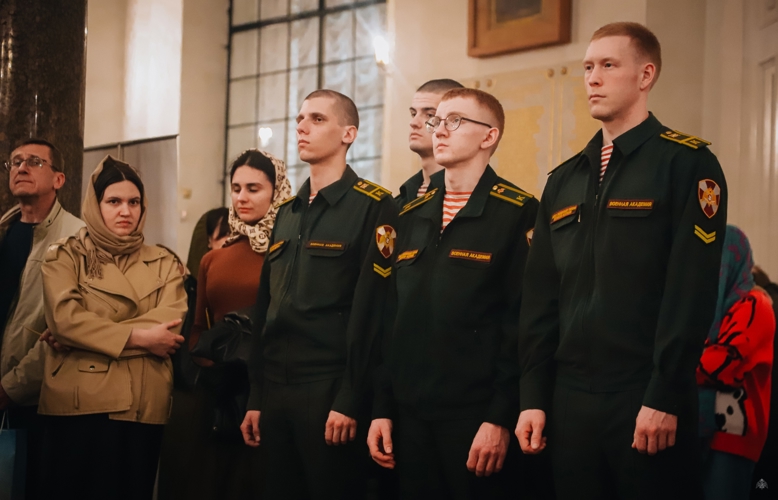 Светлое Христово Воскресение военнослужащие Академии войск национальной гвардии встретили сразу в 3 храмах Санкт-Петербурга 