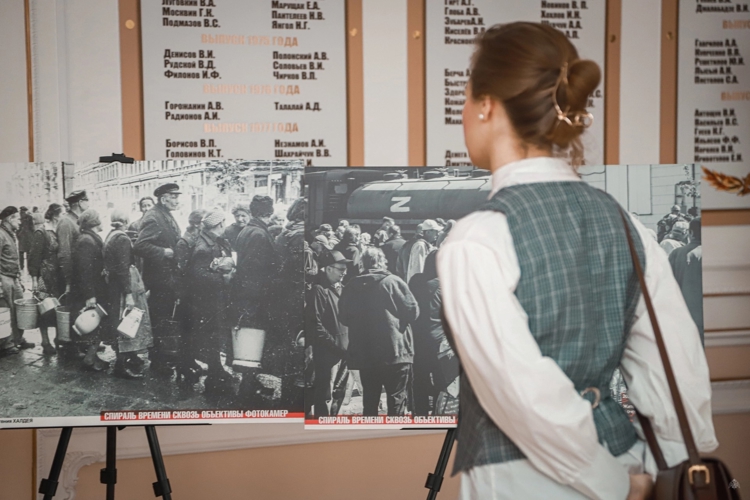 Фотовыставка: «Летописцы истории: спираль времени сквозь объективы фотокамер»