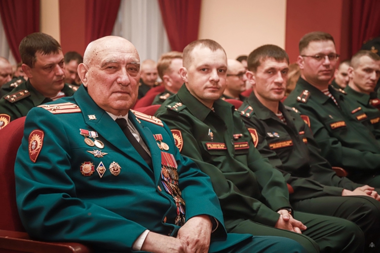 В Академии войск национальной гвардии вручили ведомственные награды и погоны офицерам, получившим очередные воинские звания