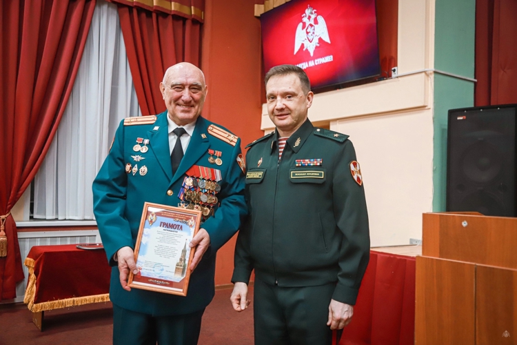 В Академии войск национальной гвардии вручили ведомственные награды и погоны офицерам, получившим очередные воинские звания