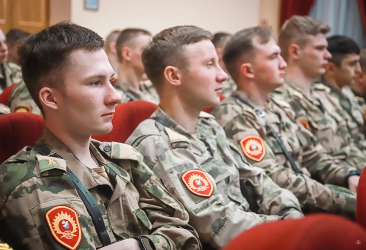 В Академии войск национальной гвардии вручили ведомственные награды и погоны офицерам, получившим очередные воинские звания