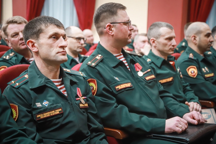 В Академии войск национальной гвардии вручили ведомственные награды и погоны офицерам, получившим очередные воинские звания
