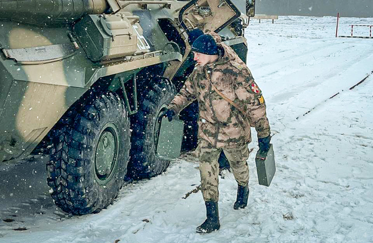 КУРСАНТЫ ВЫПУСКНОГО КУРСА ФАКУЛЬТЕТОВ (ВОЕННО-ПОЛИТИЧЕСКОЙ РАБОТЫ И КОМАНДНОГО) ПРИСТУПИЛИ К СДАЧЕ ЭКЗАМЕНА ПО ОГНЕВОЙ ПОДГОТОВКЕ