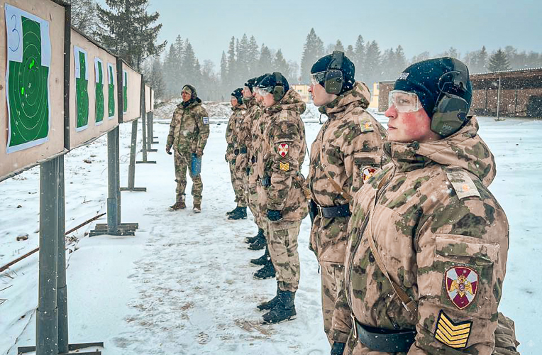 КУРСАНТЫ ВЫПУСКНОГО КУРСА ФАКУЛЬТЕТОВ (ВОЕННО-ПОЛИТИЧЕСКОЙ РАБОТЫ И КОМАНДНОГО) ПРИСТУПИЛИ К СДАЧЕ ЭКЗАМЕНА ПО ОГНЕВОЙ ПОДГОТОВКЕ