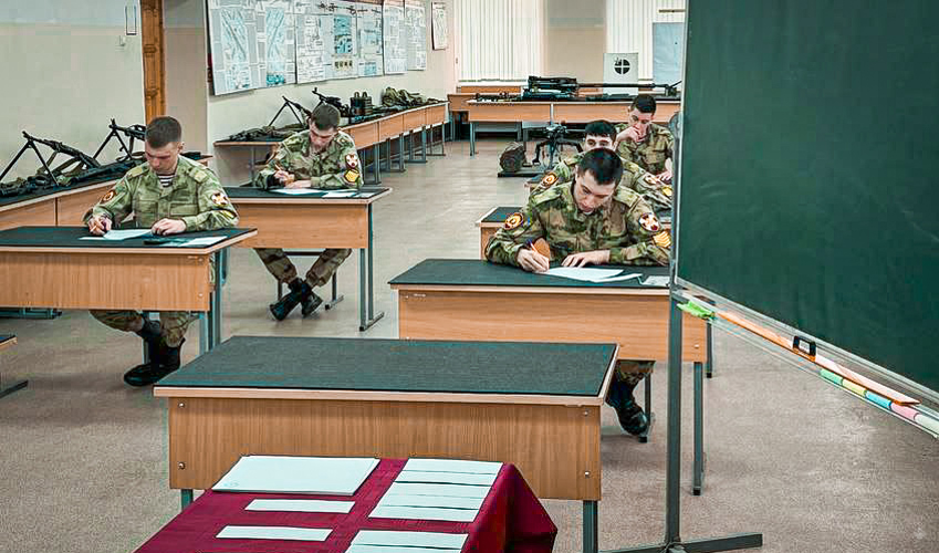 КУРСАНТЫ ВЫПУСКНОГО КУРСА ФАКУЛЬТЕТОВ (ВОЕННО-ПОЛИТИЧЕСКОЙ РАБОТЫ И КОМАНДНОГО) ПРИСТУПИЛИ К СДАЧЕ ЭКЗАМЕНА ПО ОГНЕВОЙ ПОДГОТОВКЕ