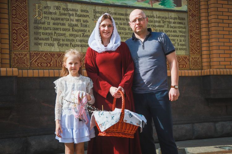В Страстную субботу в преддверии Светлого Христова Воскресения у Храма св. Димитрия Донского в Сосновой Поляне состоялся чин освящения куличей и прочей снеди