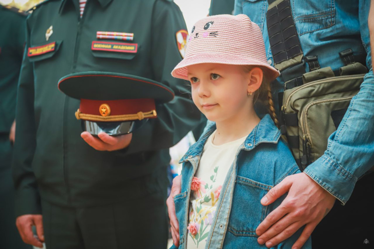 В Страстную субботу в преддверии Светлого Христова Воскресения у Храма св. Димитрия Донского в Сосновой Поляне состоялся чин освящения куличей и прочей снеди