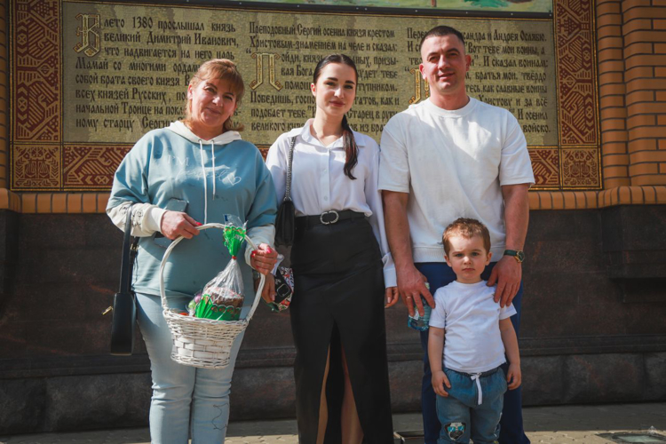 В Страстную субботу в преддверии Светлого Христова Воскресения у Храма св. Димитрия Донского в Сосновой Поляне состоялся чин освящения куличей и прочей снеди
