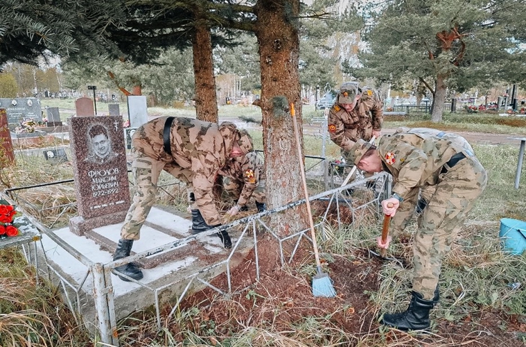 "Мы помним!" - военнослужащие Военной академии Росгвардии навели порядок в местах воинских захоронений