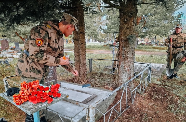 "Мы помним!" - военнослужащие Военной академии Росгвардии навели порядок в местах воинских захоронений
