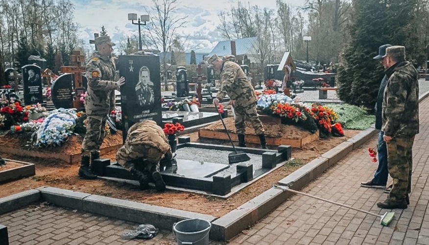 "Мы помним!" - военнослужащие Военной академии Росгвардии навели порядок в местах воинских захоронений