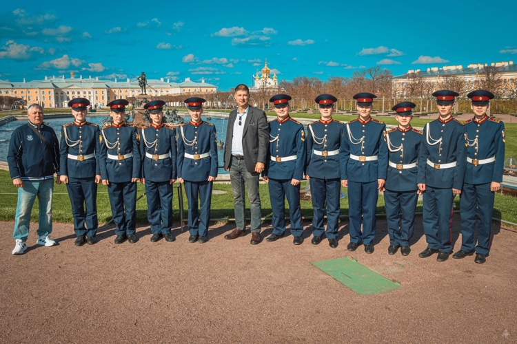 Гости военной академии - кадеты Пермского президентского кадетского училища Росгвардии посетили весенний Петергоф