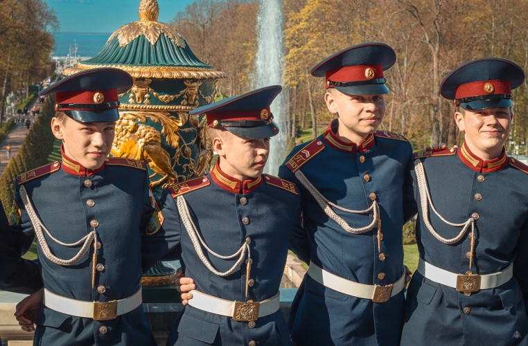 Гости военной академии - кадеты Пермского президентского кадетского училища Росгвардии посетили весенний Петергоф