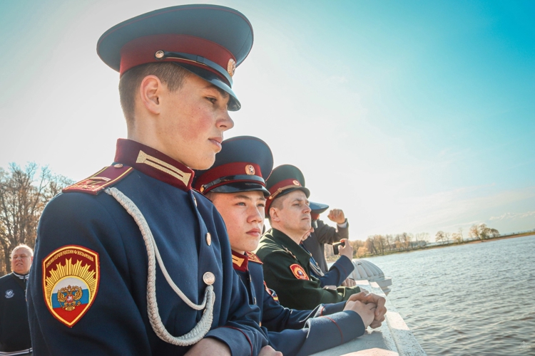 Гости военной академии - кадеты Пермского президентского кадетского училища Росгвардии посетили весенний Петергоф