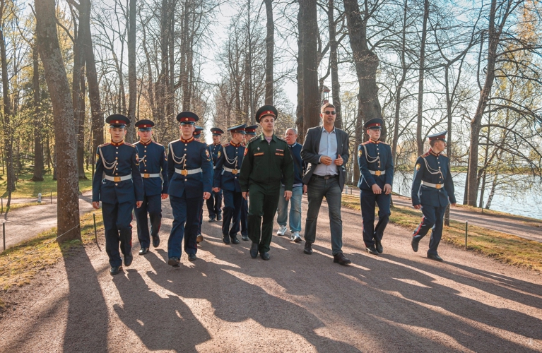 Гости военной академии - кадеты Пермского президентского кадетского училища Росгвардии посетили весенний Петергоф