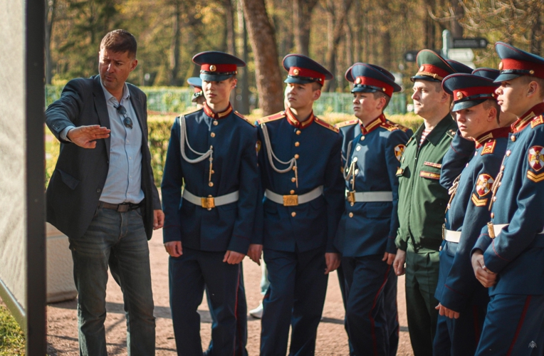 Гости военной академии - кадеты Пермского президентского кадетского училища Росгвардии посетили весенний Петергоф