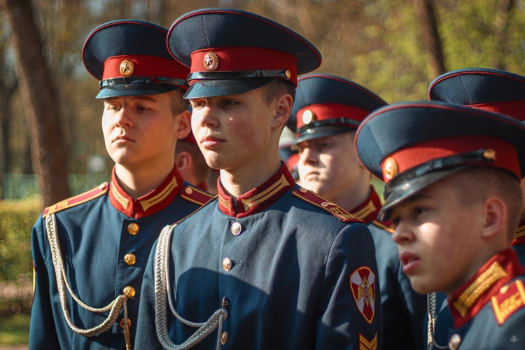 Гости военной академии - кадеты Пермского президентского кадетского училища Росгвардии посетили весенний Петергоф