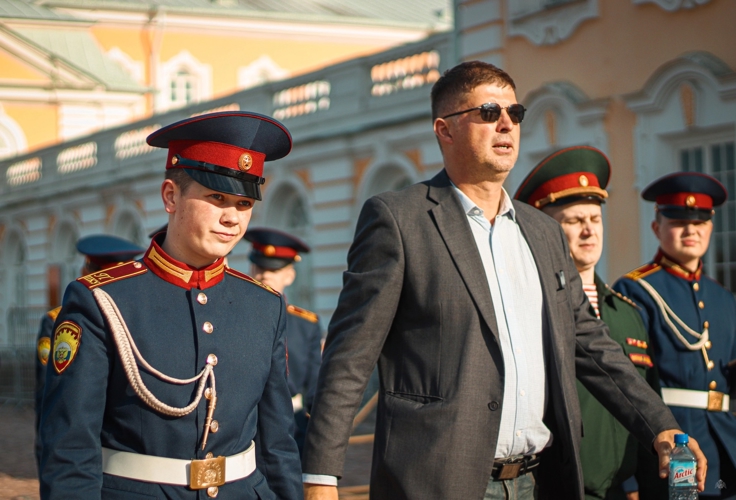 Гости военной академии - кадеты Пермского президентского кадетского училища Росгвардии посетили весенний Петергоф
