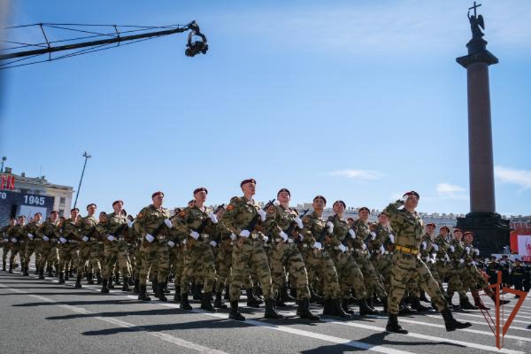 В параде Победы в Санкт-Петербурге приняли участие военнослужащие Росгвардии (видео)