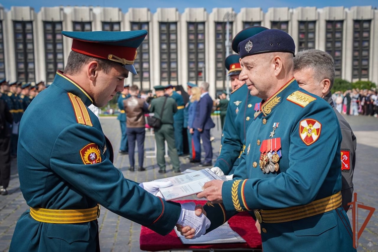 Первый выпуск офицеров Военной ордена Жукова академии войск национальной гвардии Российской Федерации состоялся в Санкт-Петербурге