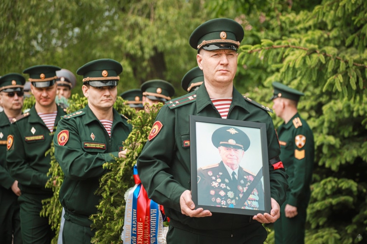 РОСГВАРДЕЙЦЫ ОТДАЛИ ПОЧЕСТИ НА ПОХОРОНАХ ВЕТЕРАНА ВЕЛИКОЙ ОТЕЧЕСТВЕННОЙ ВОЙНЫ ПОЛКОВНИКА В ОТСТАВКЕ ВЛАДИМИРА СЛЕПОВА