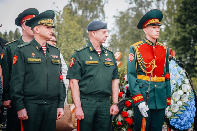 РОСГВАРДЕЙЦЫ ОТДАЛИ ПОЧЕСТИ НА ПОХОРОНАХ ВЕТЕРАНА ВЕЛИКОЙ ОТЕЧЕСТВЕННОЙ ВОЙНЫ ПОЛКОВНИКА В ОТСТАВКЕ ВЛАДИМИРА СЛЕПОВА