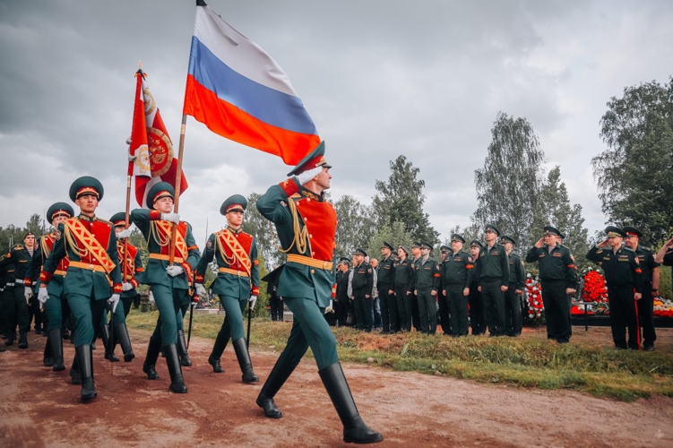 РОСГВАРДЕЙЦЫ ОТДАЛИ ПОЧЕСТИ НА ПОХОРОНАХ ВЕТЕРАНА ВЕЛИКОЙ ОТЕЧЕСТВЕННОЙ ВОЙНЫ ПОЛКОВНИКА В ОТСТАВКЕ ВЛАДИМИРА СЛЕПОВА
