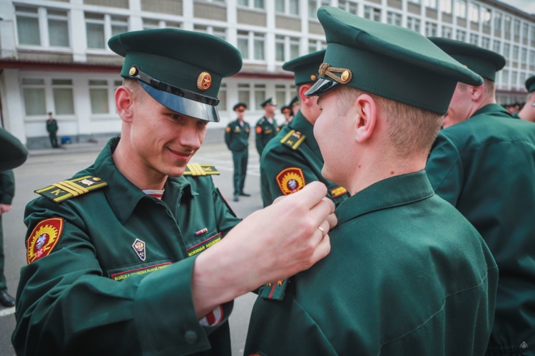 Будущим офицерам Академии войск национальной гвардии вручили лейтенантские погоны