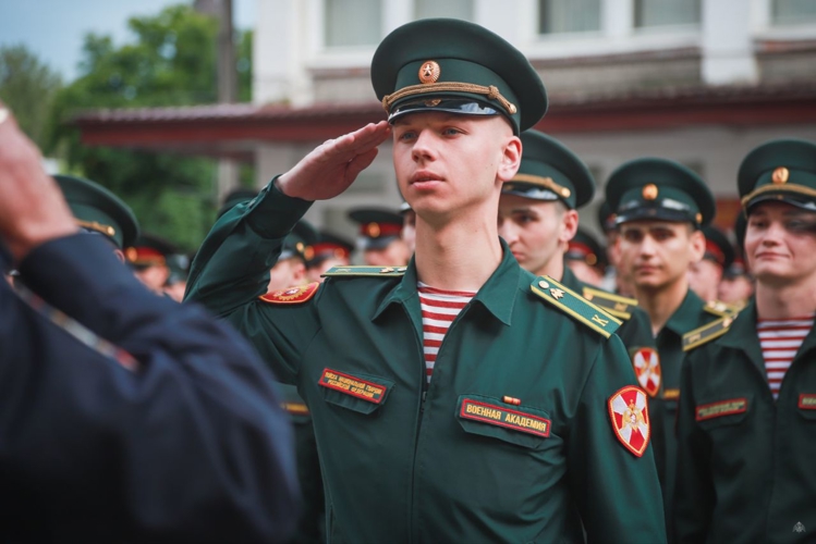 Будущим офицерам Академии войск национальной гвардии вручили лейтенантские погоны