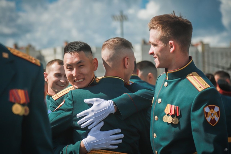 Первый выпуск офицеров Военной ордена Жукова академии войск национальной гвардии Российской Федерации состоялся в Санкт-Петербурге
