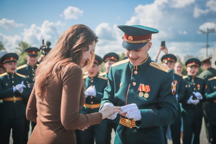 Первый выпуск офицеров Военной ордена Жукова академии войск национальной гвардии Российской Федерации состоялся в Санкт-Петербурге