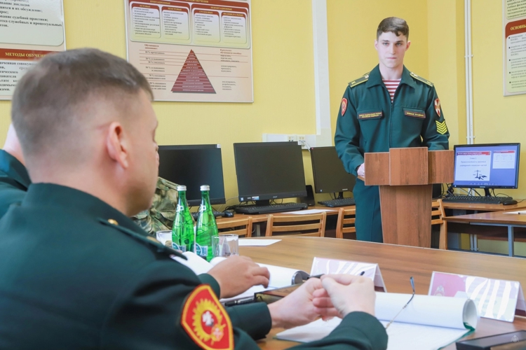 Будущие лейтенанты Академии войск национальной гвардии приступили к защите выпускных квалификационных работ