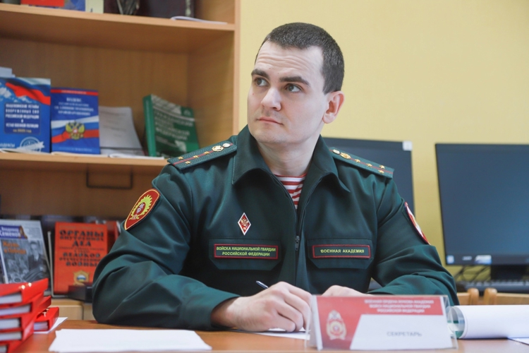 Будущие лейтенанты Академии войск национальной гвардии приступили к защите выпускных квалификационных работ