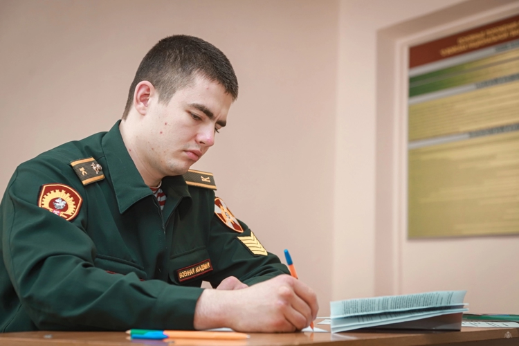 Будущие офицеры продолжают сдавать экзамены