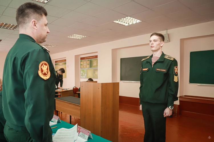 Будущие офицеры продолжают сдавать экзамены