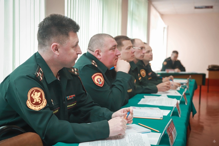Будущие офицеры продолжают сдавать экзамены