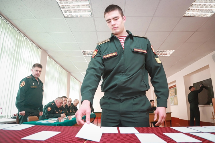 Будущие офицеры продолжают сдавать экзамены