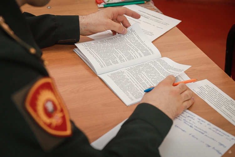 Будущие офицеры продолжают сдавать экзамены