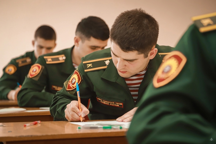 Будущие офицеры продолжают сдавать экзамены